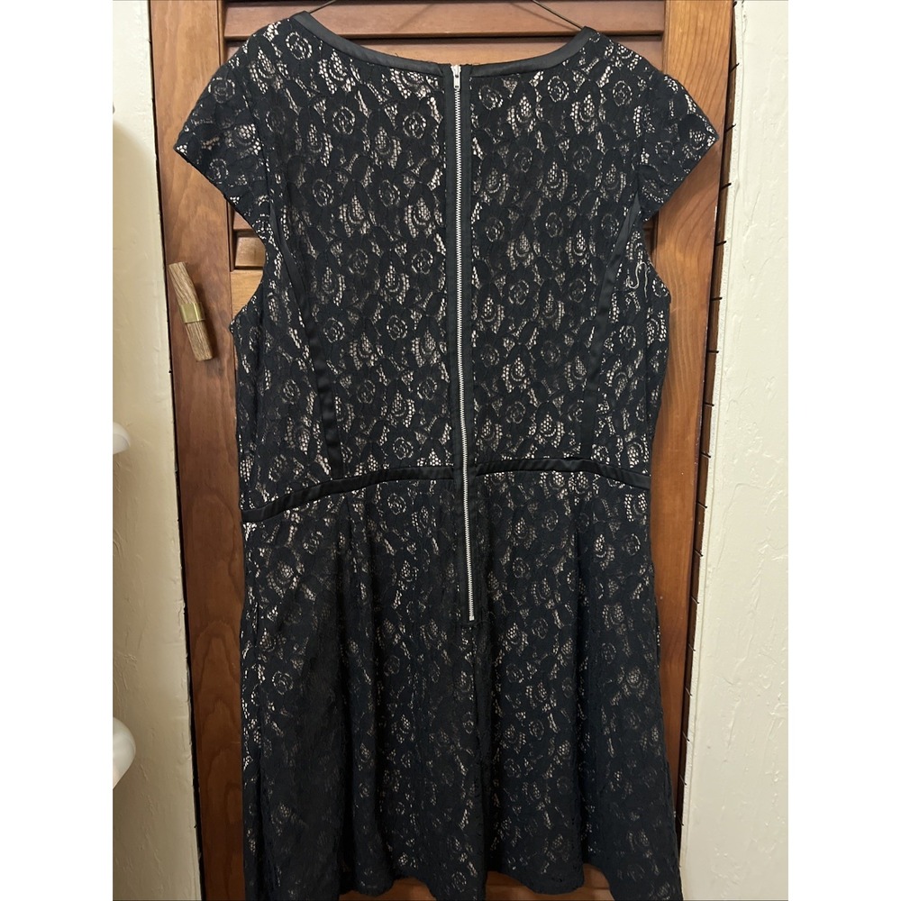 R&K Black Floral Lace Tan Lined Cap Sleeve Dress Size 18 Has Pockets - Picture 3 of 4